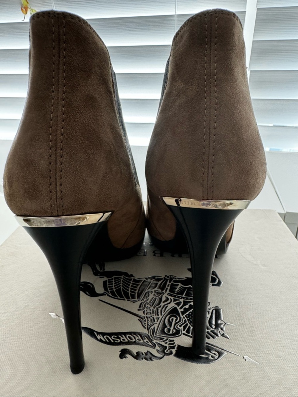 NIB Burberry Harbourne Suede Peep Toe Ankle Boots EU 39 Walnut Brown - Picture 9 of 11